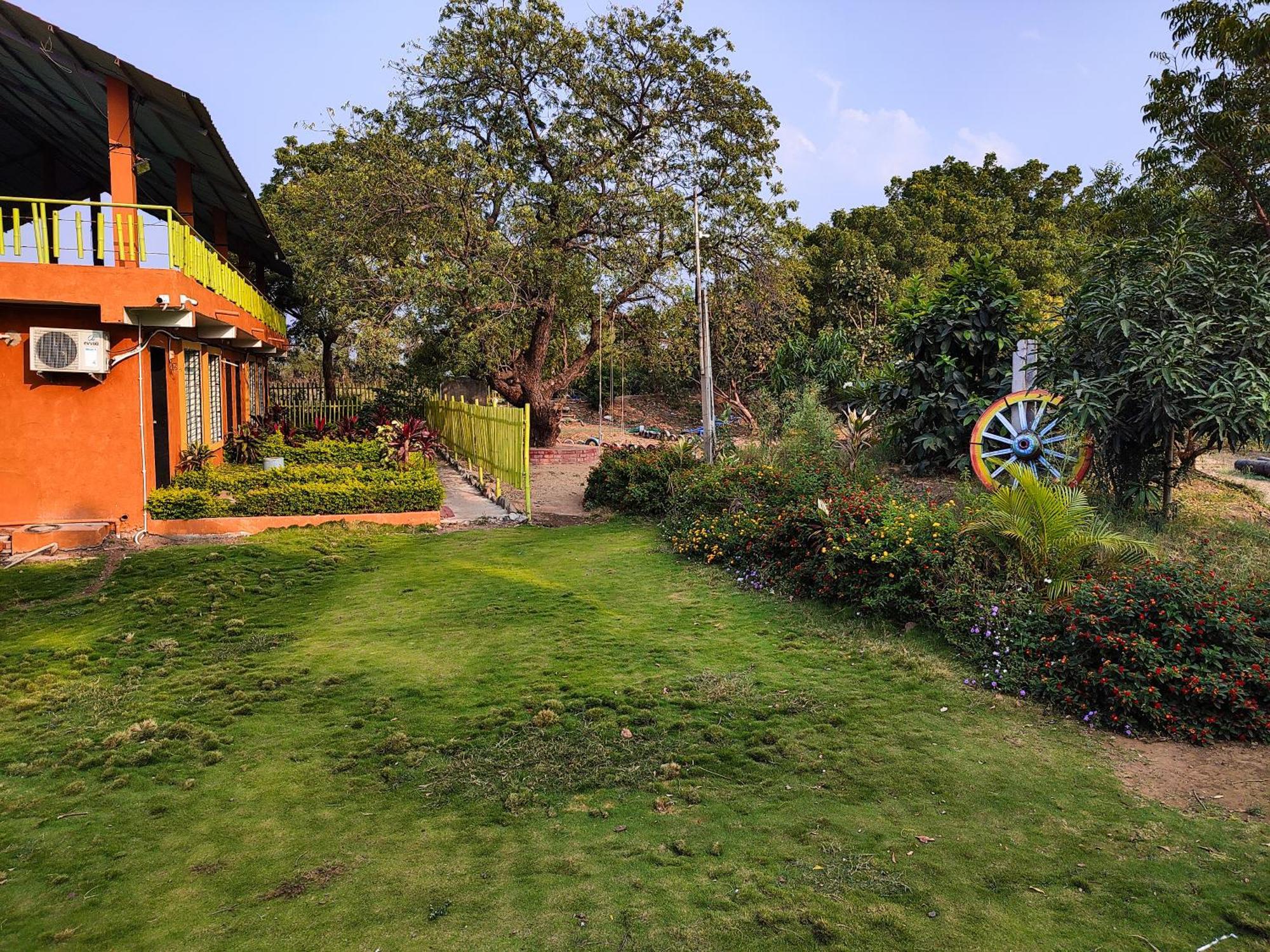 Van Vagdo Resort Rajpipla Exterior foto